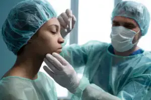 فامباير فيسليفت في تركيا 2025: جددي بشرتك بشكل طبيعي في عيادة كايرا