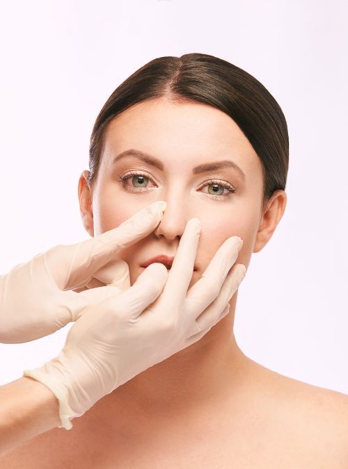 اعوجاج الأنف بعد عملية تجميل الأنف: 7 أسباب شائعة و5 حلول