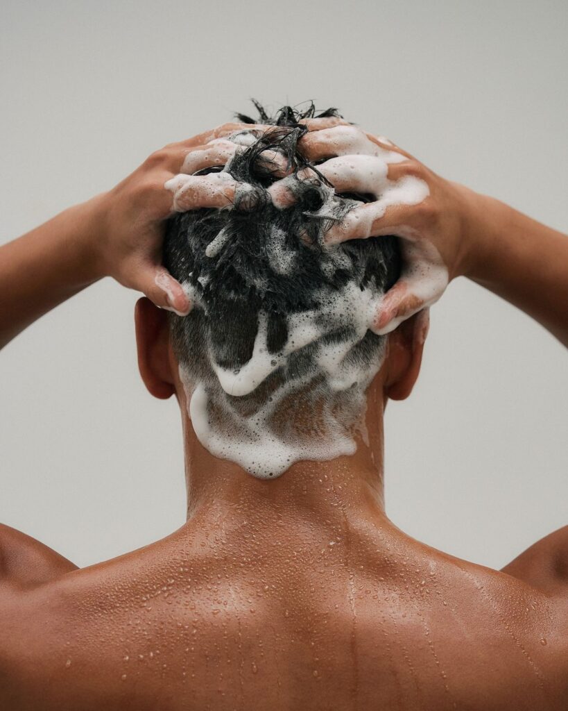 غسل الشعر بعد زراعة الشعر: خطوات مهمة لنتائج ناجحة 2026